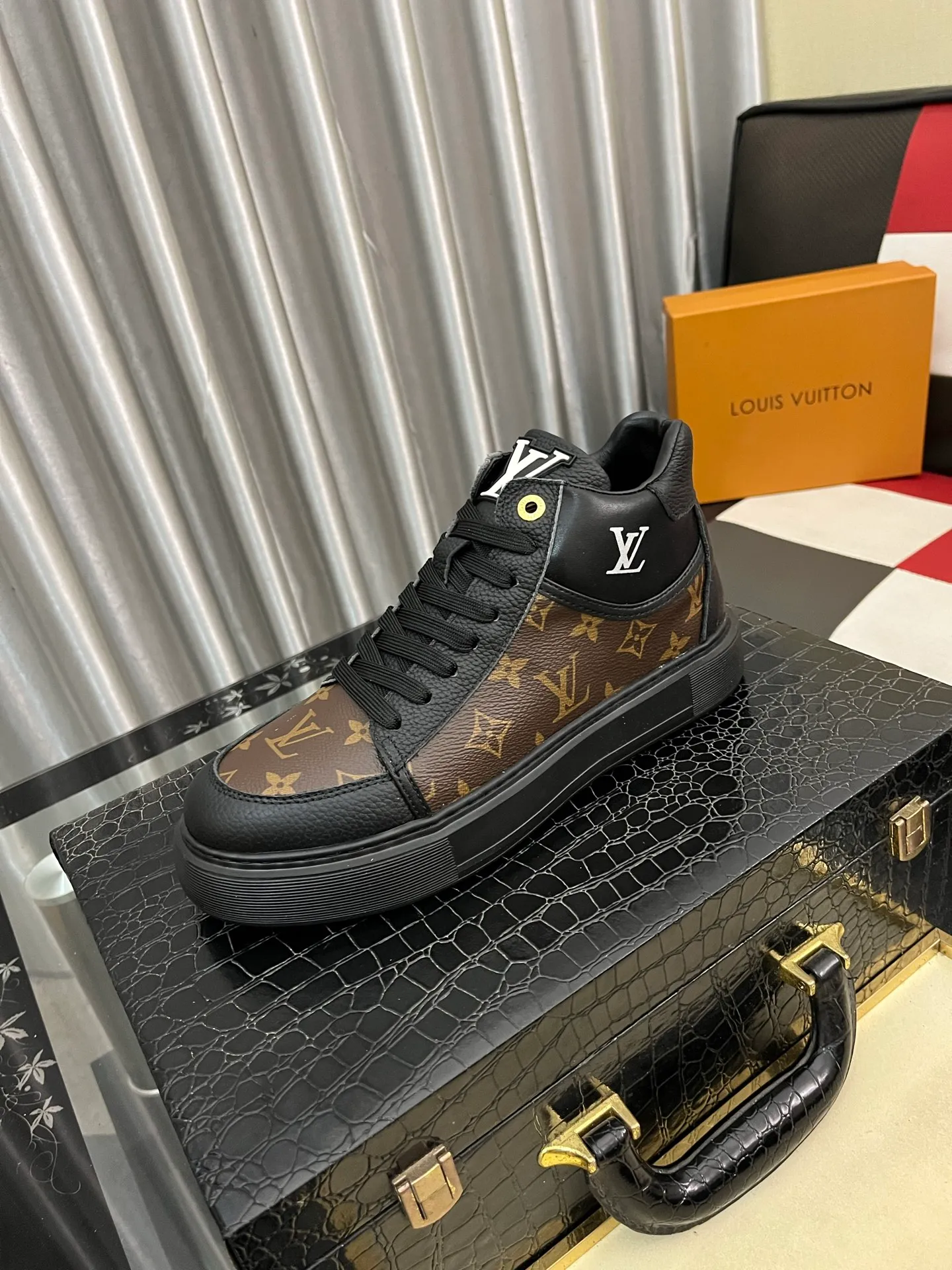 Men's shoes 💰458⌚️⌚️《Louis vuitton/LV Louis Vuitton》original quality.~ Unique modern style sneakers. 🏃A must-have casual shoe for trendy men😍😍 Original brand imported from Italy, imported original leather, cowhide lining (refuses to discolor and grind feet) sole: original sole provided by the original factory, French lazy style design ⚠️Fit to the feet, original quality, super comfortable original sole. Code number: 38-442️⃣Colors available